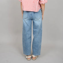 Load image into Gallery viewer, Barni Barrel Jeans - Light Wash