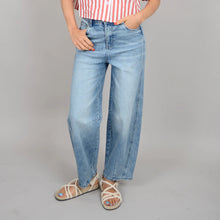 Load image into Gallery viewer, Barni Barrel Jeans - Light Wash