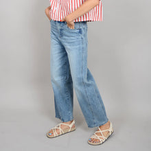 Load image into Gallery viewer, Barni Barrel Jeans - Light Wash