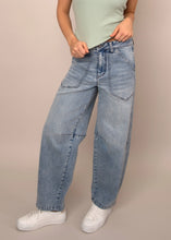 Load image into Gallery viewer, Milla Stretch Barrel Jeans - Light Wash (Style: 43W036SO)