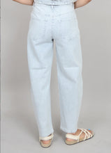 Load image into Gallery viewer, Sammi Barrel Jeans - Light Wash
