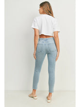 Load image into Gallery viewer, Vintage Skinny Jeans - Light Wash
